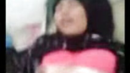 Le fils a réveillé sa video porno fille vierge mère avec du sexe et l'a baisée le soir du Nouvel An