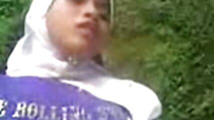 Une soeur aux gros video porno fille vierge seins masse son clitoris humide avec un gode juste devant son frère
